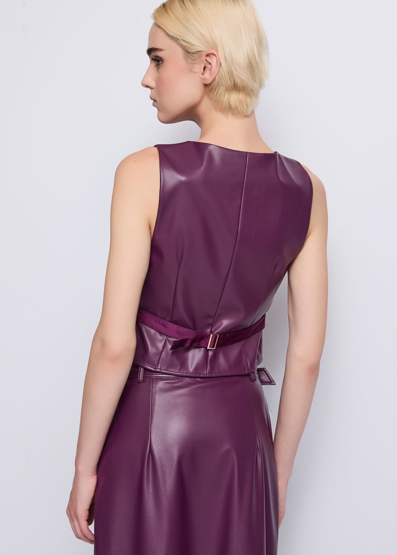Gilet similpelle con borchie