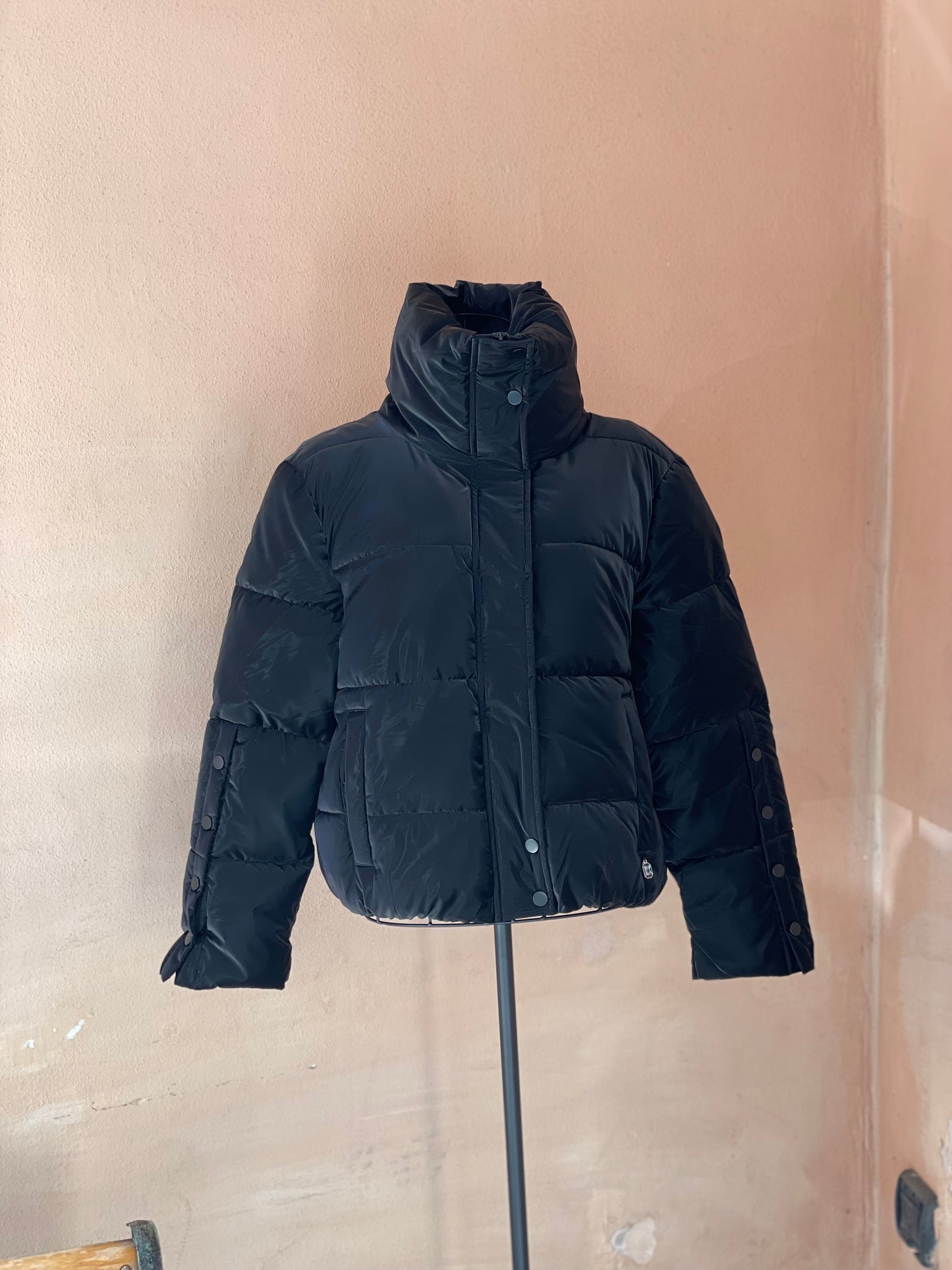 Piumino nero in nylon lucido