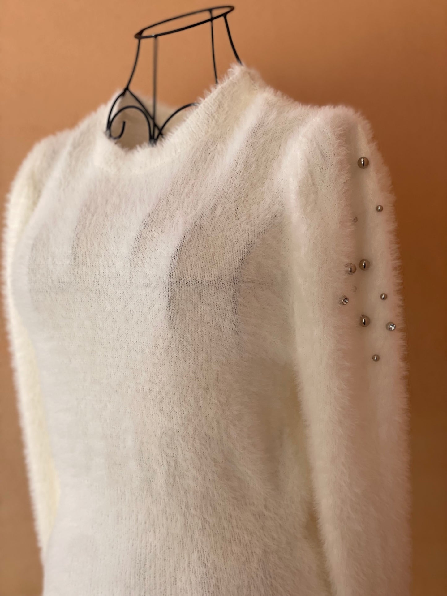 Maglione con borchie e strass