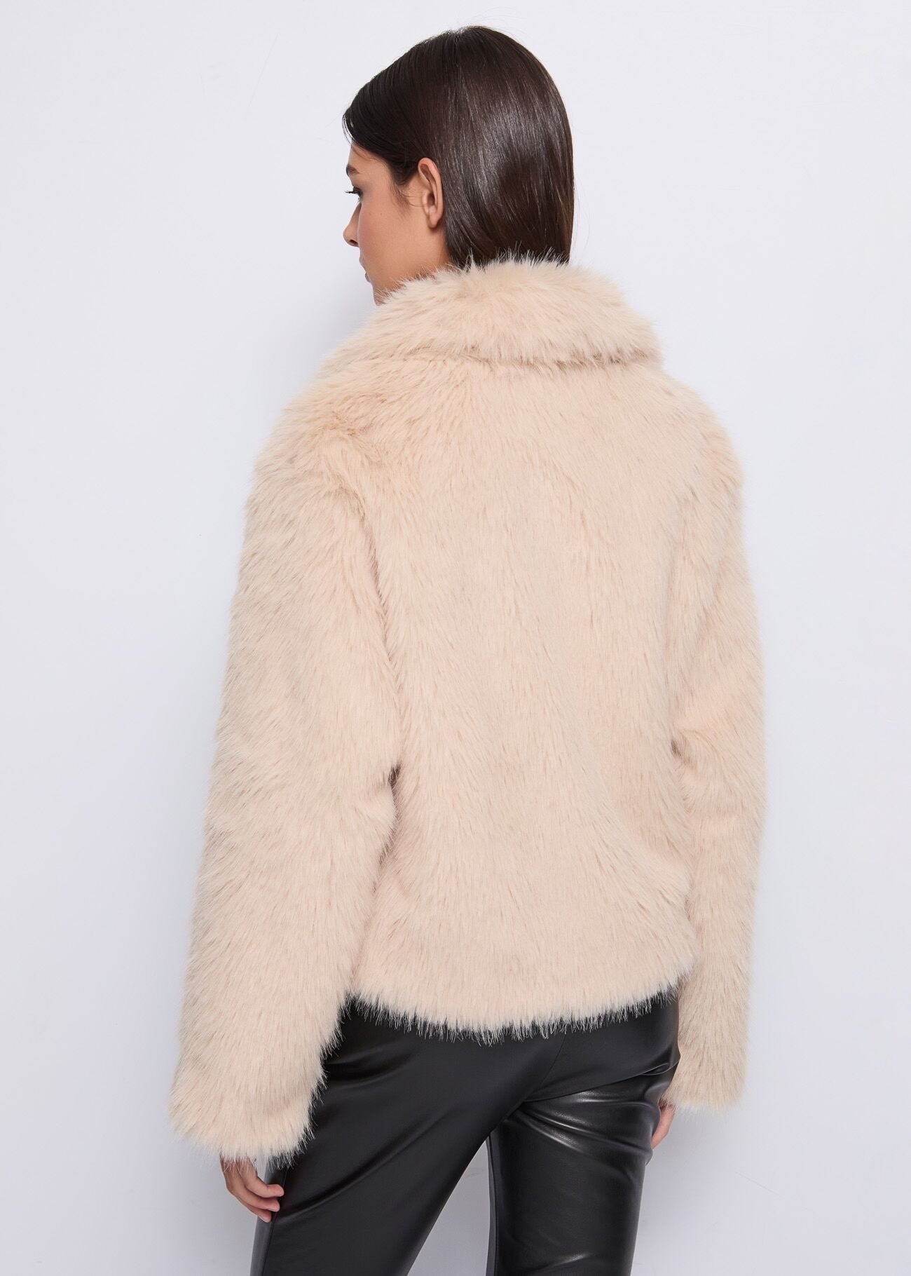 Pelliccia ecologica con pietre