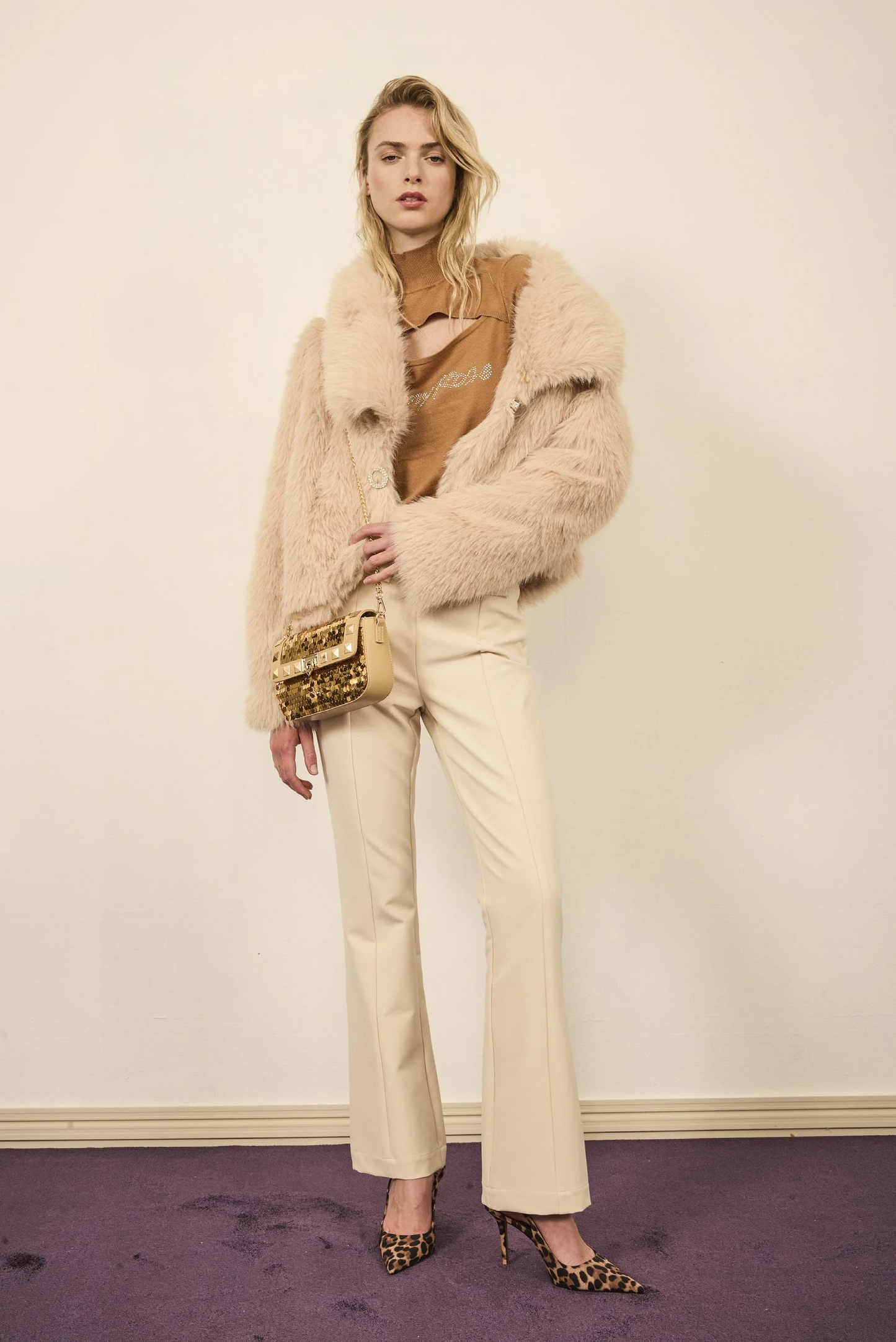 Pelliccia ecologica con pietre