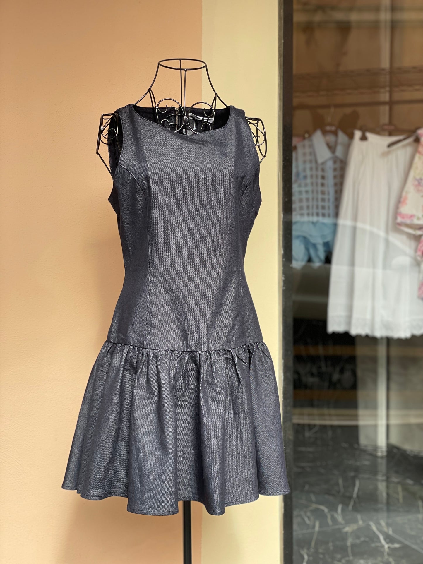 Abito smanicato in denim