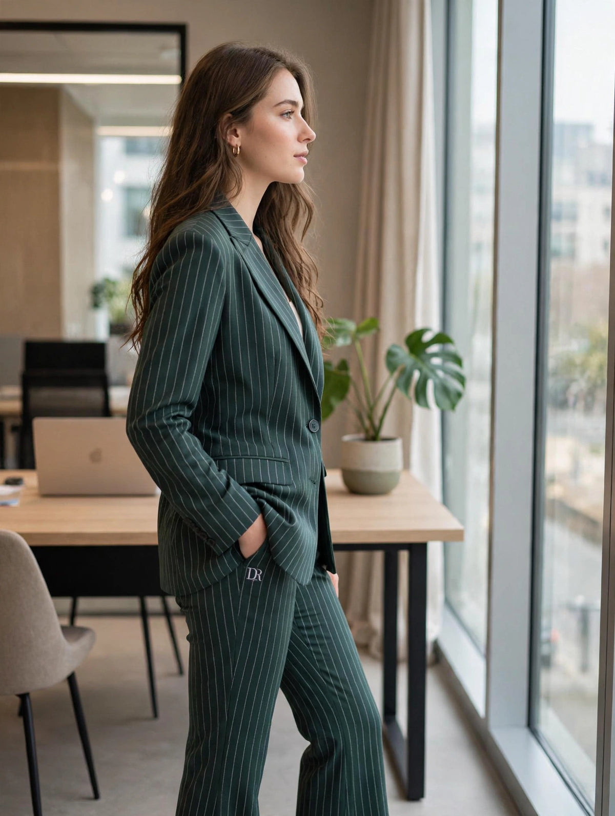 Blazer gessato dalla silhouette oversize