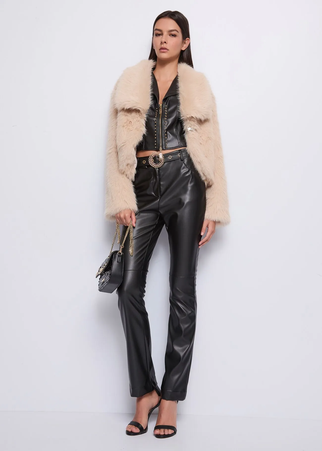 Pelliccia ecologica con pietre