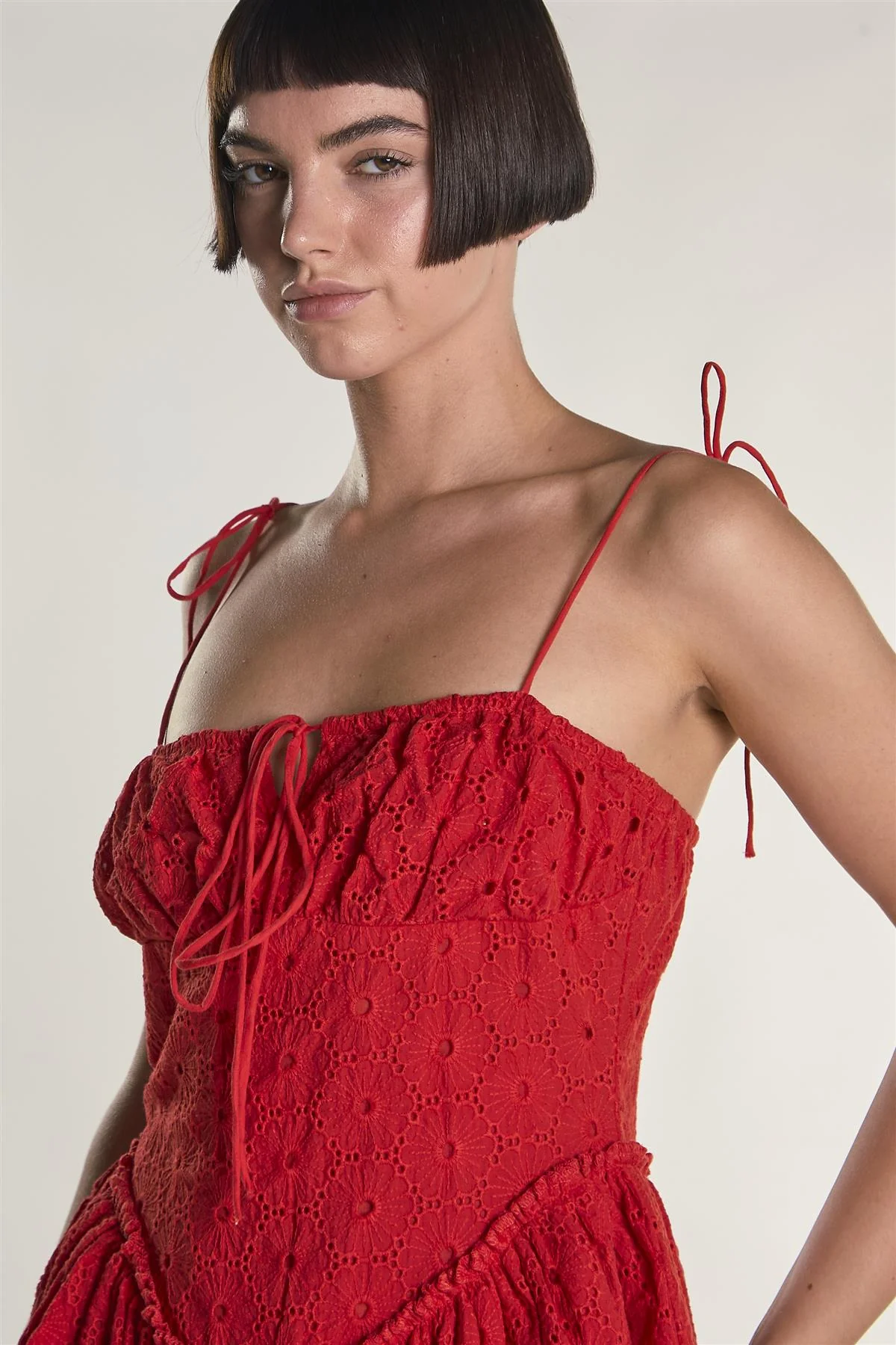 Abito Rosso Con Laccetti Ricamati