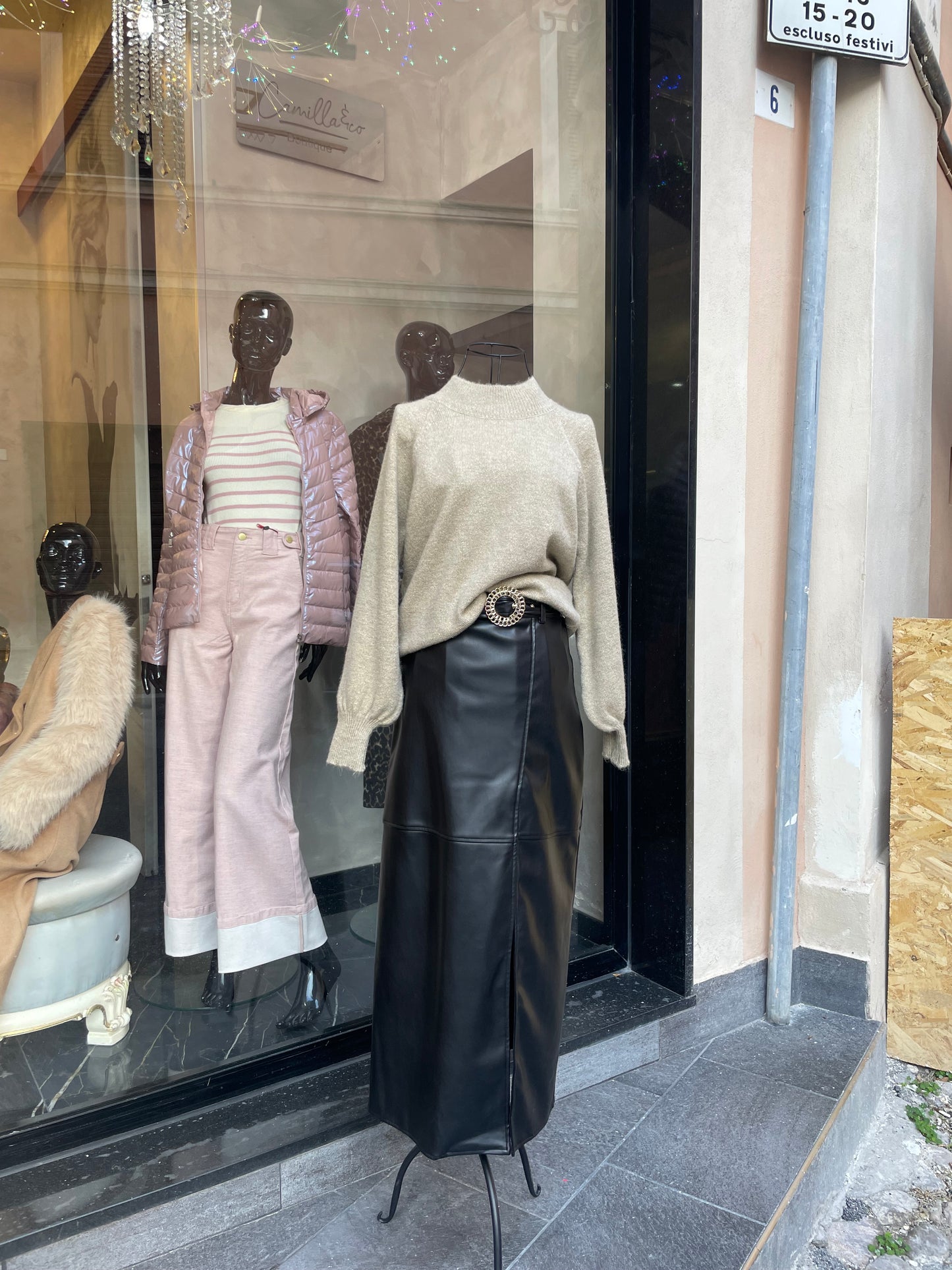 Gonna in similpelle con spacco