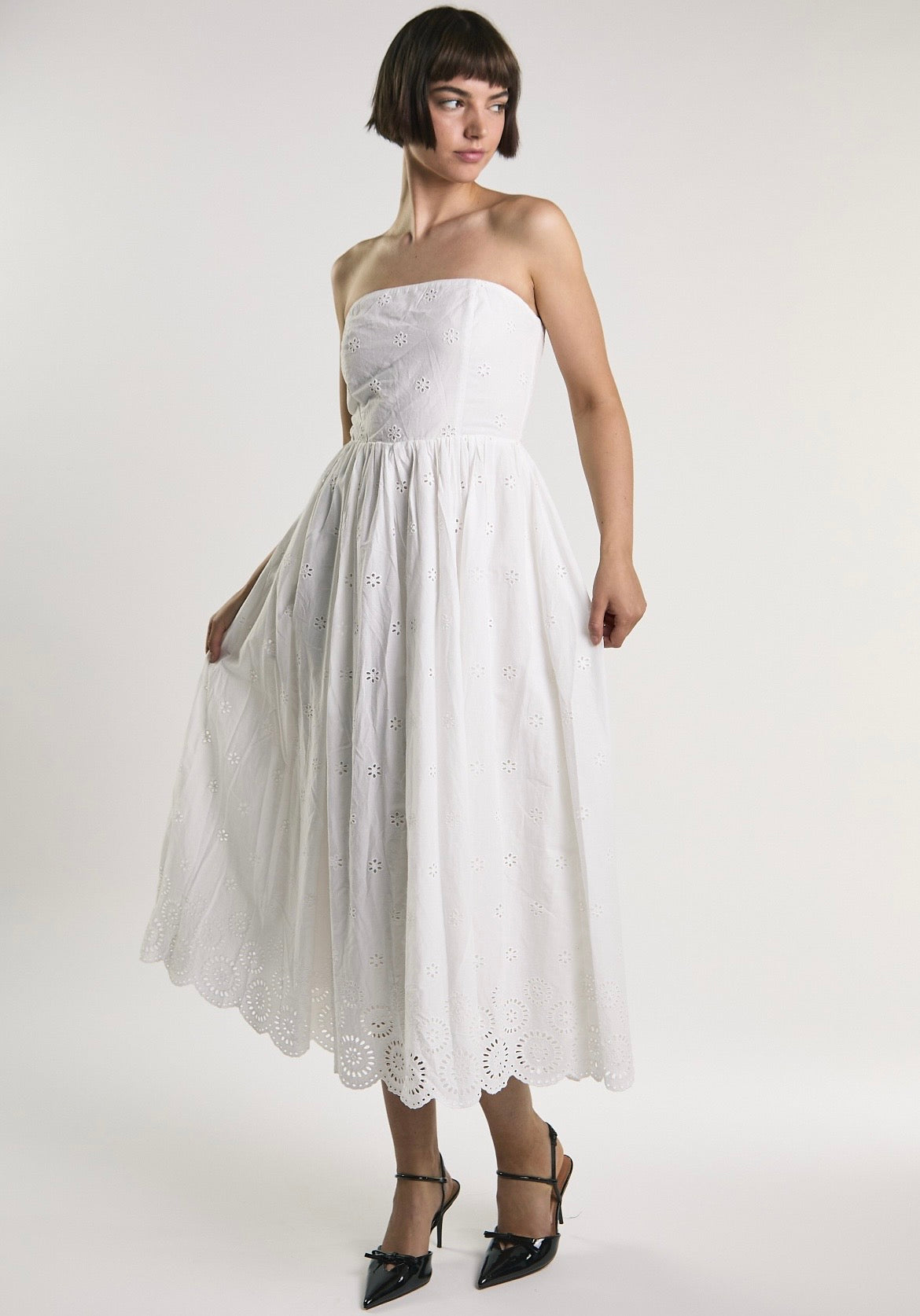 Abito bianco con ricamo sangallo - Glamorous AN5674