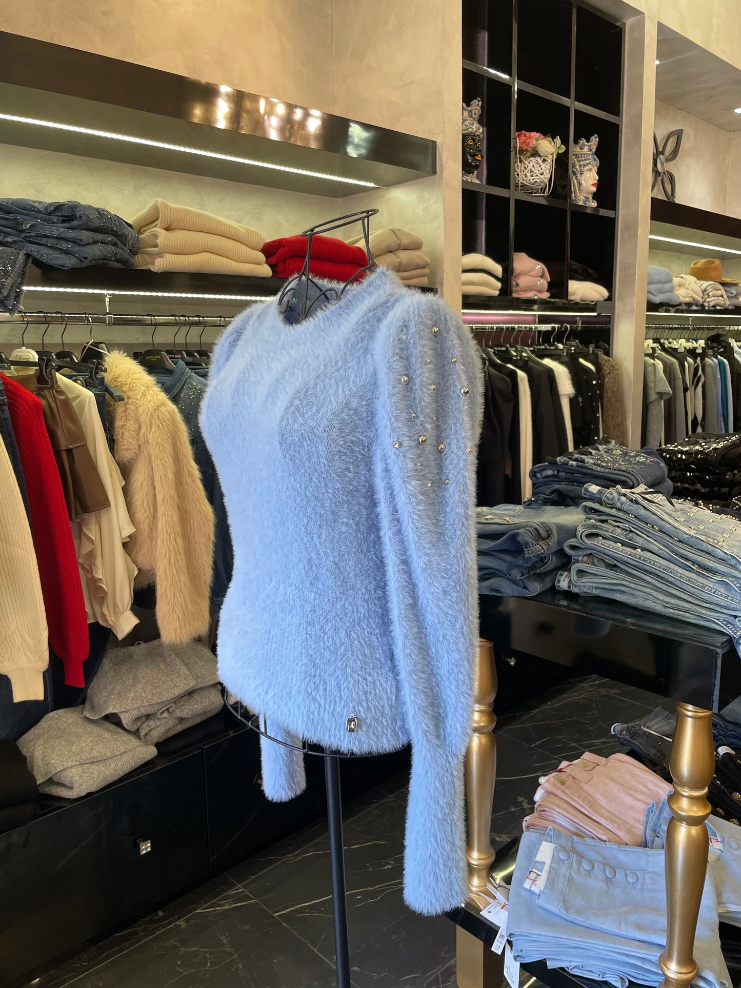 Maglione con borchie e strass